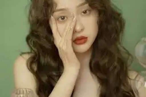 女主浮出水面！马克龙被爱妻“掌掴”线岁身姿饱满
